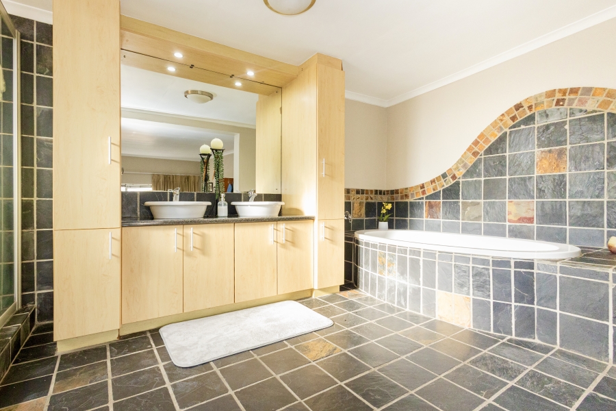 4 Bedroom Property for Sale in Sonstraal Heights Western Cape